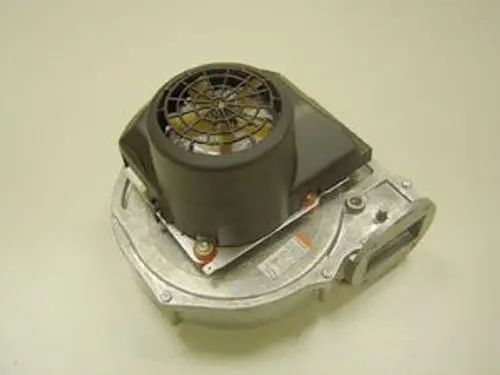 Gebläse von Remeha mit einem runden, schwarzen Lüfter oben und einem metallicfarbenen Gehäuse. Die Darstellung zeigt die Seitenansicht des Geräts.